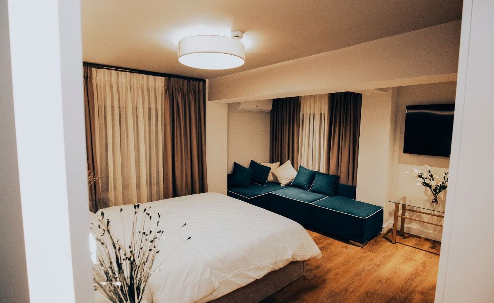 Romeo Hotel room